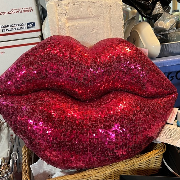 Issac Mizrahi New York NWT Y2K Pinky Red Hot Lip Decorative Throw Pillow - Picture 7 of 8